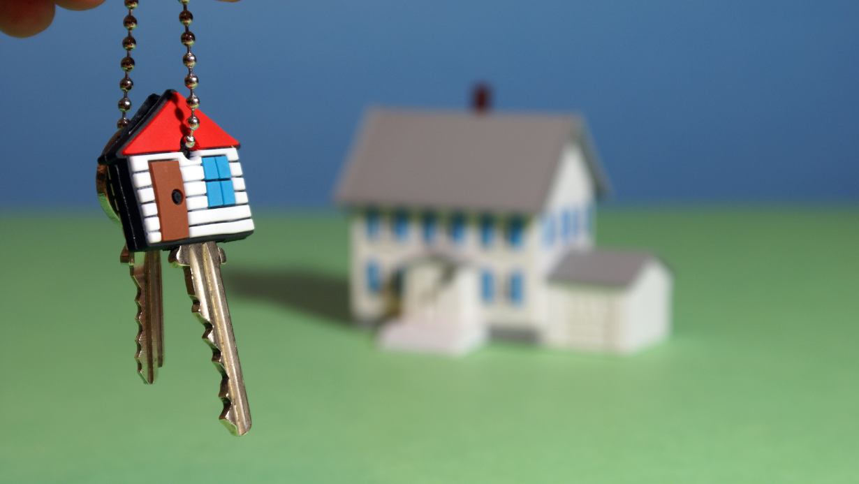 Hybride warmtepomp (10) een sleutelbos aan de linkerkant met een huis op de achtergrond van de foto