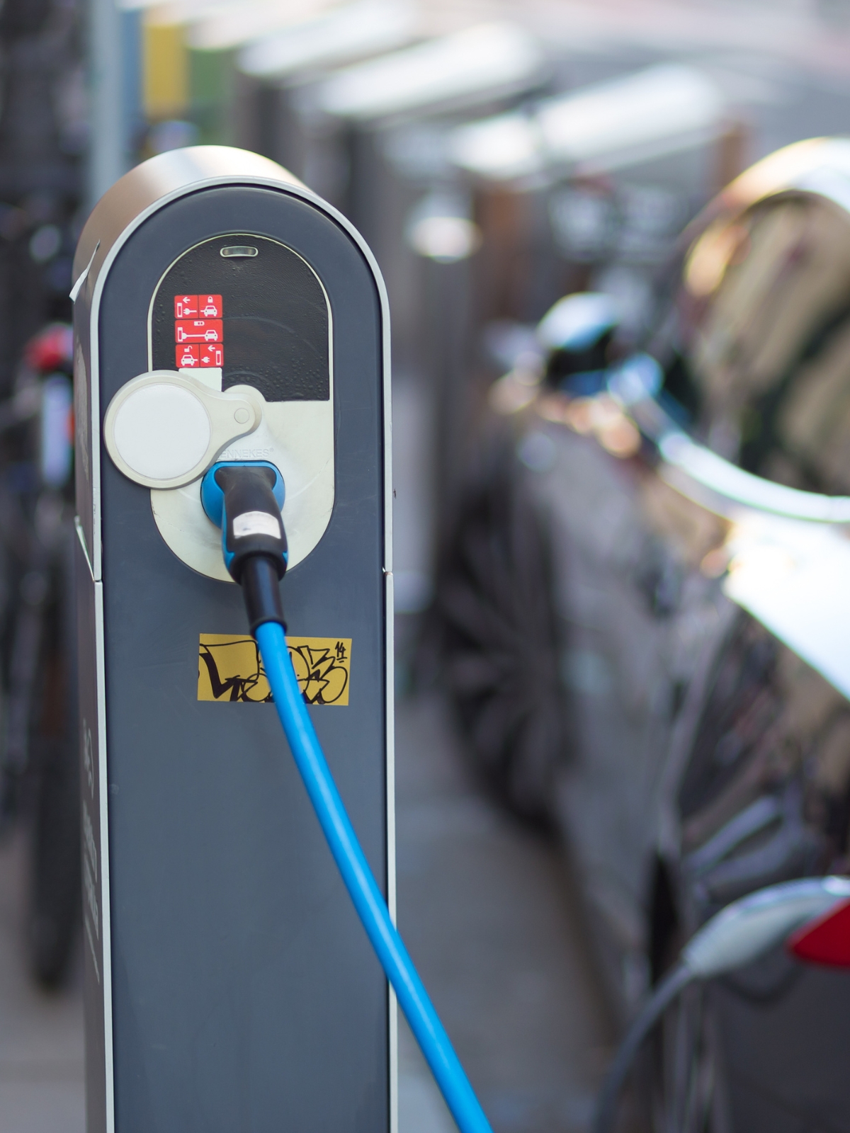 Een laadpaal thuis met daaraan een auto gekoppeld.